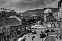 Magyarország, Pécs, Széchenyi tér, szemben Szentháromság-szobor és a Dzsámi., 1955, Iharos Sándor, templom, autóbusz, utcakép, Ikarus-márka, villamos, buszmegálló, utcaseprő, villamosmegálló, automobil, Ikarus 30, kupola, Fortepan #162480