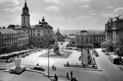 Magyarország, Pécs, Széchenyi tér a Dzsámi elöl a Városháza felé nézve, előtérben az Örökmécses, középen a Szentháromság-szobor., 1955, Iharos Sándor, szobor, látkép, templom, tér, Fortepan #162481