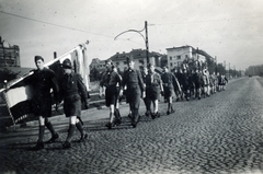 Magyarország, Budapest VIII., Hungária körút a Stróbl Alajos utca felé nézve, jobbra a távolban a Kerepesi úti kereszteződés., 1942, Iharos Sándor, Budapest, zászló, cserkész, felvonulás, Fortepan #162486