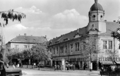 Magyarország, Gyöngyös, Fő tér, jobbra az Állami Áruház., 1954, Iharos Sándor, hirdetőoszlop, tér, sarokház, áruház, Fortepan #162490