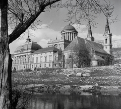 Magyarország, Esztergom, Bazilika, Prímási palota és a Loyolai Szent Ignác templom., 1954, Kotnyek Antal, templom, folyópart, palota, Fortepan #16254