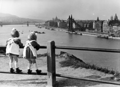 Magyarország, Gellérthegy, Budapest V., kilátás a Széchenyi Lánchíd felé, jobbra a lerombolt Erzsébet híd pesti hídfője., 1951, Gara Andor, Budapest, kislány, masni, korlát, látkép, kötény, háborús kár, háttal, ikrek, Fortepan #162579