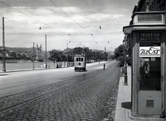 Magyarország, Budapest V., a Belgrád (Ferenc József) rakpart a Fővám tér felől az Erzsébet híd felé nézve., 1935, Gara Andor, Budapest, kerékpár, reklám, telefonfülke, Az Est, utcai lámpa, viszonylatszám, villamos, tipográfia, Fortepan #162580