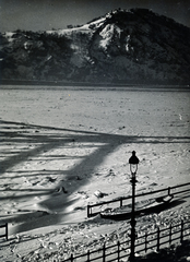 Hungary, Budapest V.,Budapest XI., csónak a Duna-partján a Belgrád (Ferenc József) rakpartnál, szemben a Gellért-hegy., 1940, Gara Andor, winter, snow, Danube, ice, Budapest, Fortepan #162581