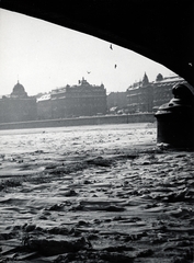 Magyarország, Budapest V.,Budapest XI., a befagyott Duna a Szabadság (Ferenc József) híd pesti hídfőjénél. Túlparton a Szent Gellért tér épületei., 1941, Gara Andor, Budapest, Fortepan #162584