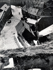 Hungary, Eger, kilátás a várból a Tinódi Sebestyén (Dózsa György) tér és az Almagyar út felé, előtérben a várkapu., 1957, Gara Andor, street view, bird's eye view, roof, Fortepan #162589