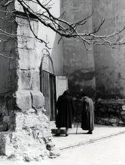 Hungary, Szentendre, Várdomb, Templom tér, a Keresztelő Szent János-templom kapuja., 1957, Gara Andor, coat, stock, old person, Fortepan #162590