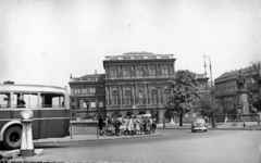 Hungary, Budapest V., Széchenyi István (Roosevelt) tér, szemben a Magyar Tudományos Akadémia épülete. Jobbra Széchenyi István szobra (Engel József, 1880.)., 1957, Gara Andor, Budapest, public building, csibi lamp, István Széchenyi-portrayal, Fortepan #162630