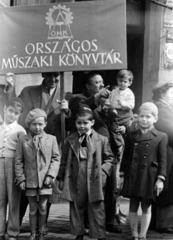 Hungary, Budapest VIII., Fiumei út, háttérben a 6. számú ház., 1952, Gara Andor, Budapest, library, kids, board, Fortepan #162650