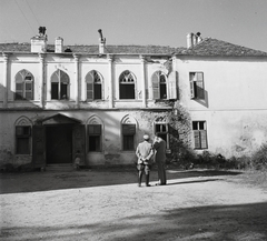 Magyarország, Egyed, a Festetics-kastély helyén épült Stern-kastély., 1954, Kotnyek Antal, Ráth Károly, iskola, férfiak, palota, csizma, neogótika, zsalugáter, Fortepan #16269