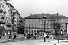 Magyarország, Budapest V., Fővám (Dimitrov) tér, balra a Váci utca - Só utca sarok., 1954, Gara Andor, Budapest, szemetes, szobor, tér, bérház, Fortepan #162693