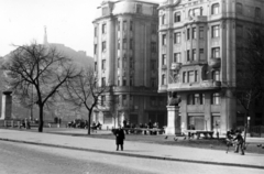 Magyarország, Budapest V.,Budapest XI., a Fővám (Dimitrov) tér a Belgrád rakpart felé nézve, balra a Gellért-hegyen a Citadella és a Felszabadulási emlékmű., 1954, Gara Andor, Budapest, szobor, tér, bérház, mozgássérült, galamb, kőasztal, Fortepan #162694