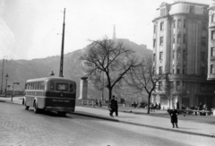 Magyarország, Budapest V., a Fővám (Dimitrov) tér a Belgrád rakpart felé nézve, szemben a Gellért-hegyen a Citadella és a Felszabadulási emlékmű., 1954, Gara Andor, autóbusz, Ikarus-márka, Ikarus 60, rendszám, Budapest, Fortepan #162695