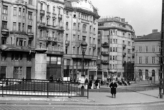 Magyarország, Budapest V., Fővám (Dimitrov) tér, szemben a Váci utca - Só utca sarok., 1954, Gara Andor, Budapest, pad, bérház, Fortepan #162696