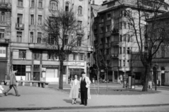 Magyarország, Budapest V., Fővám (Dimitrov) tér, szemben a Váci utca - Só utca sarok., 1954, Gara Andor, Budapest, üzletportál, sarokház, házaspár, telefonfülke, Fortepan #162697