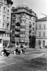 Magyarország, Budapest V., Fővám (Dimitrov) tér, szemben a Váci utca - Só utca sarok., 1954, Gara Andor, Budapest, pad, sarokház, bérház, Fortepan #162698