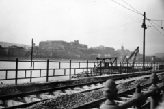 Magyarország, Budapest V.,Budapest I., a budai Vár a pesti oldalról a Március 15. tér környékéről nézve., 1955, Gara Andor, Budapest, látkép, korlát, sínpálya, zúzalék, Fortepan #162708