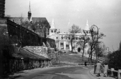 Magyarország, Budapest I., Hunyadi János út, szemben balra a Mátyás-templom és a Halászbástya., 1955, Gara Andor, Budapest, huszártorony, Fortepan #162709