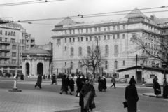 Magyarország, Budapest V., Március 15. tér, Erzsébet királyné emlékművének csarnoka, mögötte az ELTE Bölcsészkar (egykor és ma Piarista Gimnázium és Rendház) épülete., 1955, Gara Andor, Budapest, utcakép, járókelő, csibilámpa, épített örökség, Fortepan #162728