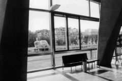 France, Paris, UNESCO székház, balra Henry Moore UNESCO Reclining Figure 1957–58 című szobra, a háttérben az Avenue de Lowendal és Avenue de Suffren kereszteződésének épületei., 1963, Gara Andor, Fortepan #162734