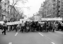 Magyarország, Budapest VI.,Budapest V., Bajcsy-Zsilinszky út, jobbra a háttérben a Szent István-bazilika. A március 15-i ünnepség és politikai demonstráció résztvevői, középen világos dzsekiben Ungváry Krisztián., 1988, Horváth Ernő, tüntetés, rendszerváltás, Budapest, Fortepan #162768