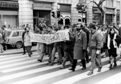 Magyarország, Budapest VI., Bajcsy-Zsilinszky út, a felvétel a 15-ös számú ház előtt készült. A március 15-i ünnepség és politikai demonstráció résztvevői, csokornyakkendővel Tamás Gáspár Miklós., 1988, Horváth Ernő, tüntetés, rendszerváltás, Budapest, Fortepan #162769