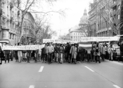 Magyarország, Budapest VI.,Budapest V., Bajcsy-Zsilinszky út, jobbra a háttérben a Szent István-bazilika. A március 15-i ünnepség és politikai demonstráció résztvevői, középen világos dzsekiben Ungváry Krisztián., 1988, Horváth Ernő, tüntetés, rendszerváltás, Budapest, Fortepan #162773