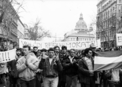 Magyarország, Budapest VI.,Budapest V., Bajcsy-Zsilinszky út, jobbra a háttérben a Szent István-bazilika. A március 15-i ünnepség és politikai demonstráció résztvevői, középen világos dzsekiben Ungváry Krisztián történész., 1988, Horváth Ernő, tüntetés, rendszerváltás, Budapest, Fortepan #162781