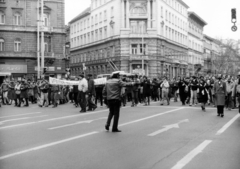 Magyarország, Budapest VI.,Budapest V., Bajcsy-Zsilinszky út a Podmaniczky (Rudas László) utca - Nagymező utca találkozásánál. A március 15-i ünnepség és politikai demonstráció résztvevői, jobbra csokornyakkendővel Tamás Gáspár Miklós., 1988, Horváth Ernő, tüntetés, rendszerváltás, Budapest, Fortepan #162782