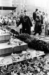 Magyarország, Budapest V., Petőfi tér, a Petőfi-szobor talapzata március 15-én., 1988, Horváth Ernő, Budapest, rendszerváltás, koszorú, Fortepan #162783