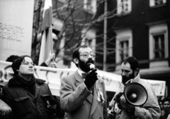 Magyarország, Budapest I., A március 15-i ünnepség és politikai demonstráció résztvevői, mikrofonnal Tamás Gáspár Miklós. A felvétel Kallós Ede szobrászművész alkotása, Kölcsey Ferenc szobra (1939) előtt készült., 1988, Horváth Ernő, tüntetés, rendszerváltás, Budapest, Fortepan #162785