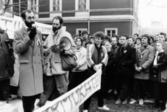 Magyarország, Budapest I., A március 15-i ünnepség és politikai demonstráció résztvevői, mikrofonnal Tamás Gáspár Miklós. A felvétel Kallós Ede szobrászművész alkotása, Kölcsey Ferenc szobra (1939) előtt készült., 1988, Horváth Ernő, tüntetés, rendszerváltás, szónoklat, Budapest, Fortepan #162791