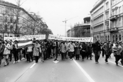 Magyarország, Budapest VI.,Budapest V., Bajcsy-Zsilinszky út, jobbra a háttérben a Szent István-bazilika. A március 15-i ünnepség és politikai demonstráció résztvevő., 1988, Horváth Ernő, tüntetés, rendszerváltás, Budapest, Fortepan #162792