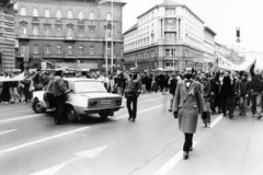 Magyarország, Budapest VI.,Budapest V., Bajcsy-Zsilinszky út a Podmaniczky (Rudas László) utca - Nagymező utca találkozásánál. A március 15-i ünnepség és politikai demonstráció résztvevői, előtérben csokornyakkendővel Tamás Gáspár Miklós., 1988, Horváth Ernő, tüntetés, rendszerváltás, Budapest, Fortepan #162798