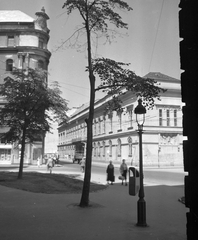 Magyarország, Budapest V., Egyetem tér, szemben a Károlyi-palota, Petőfi Irodalmi Múzeum., 1958, Kotnyek Antal, járókelő, utcakép, életkép, lámpaoszlop, szemetes, Budapest, Fortepan #16282