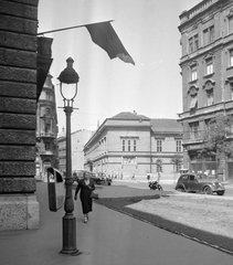 Magyarország, Budapest V., Egyetem tér, szemben a Károlyi-palota, Petőfi Irodalmi Múzeum., 1958, Kotnyek Antal, zászló, motorkerékpár, utcakép, lámpaoszlop, zokni, retikül, hölgy, automobil, mercedes w120, szemetes, szandál, Budapest, Fortepan #16283