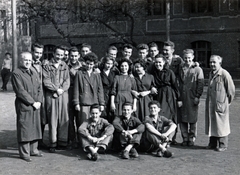 Hungary, Budapest IV., Görgey Artúr (Dózsa György) utca 26. A Landler Jenő Gépipari Technikum (később Újpesti Két Tanítási Nyelvű Műszaki Szakgimnázium és Szakközépiskola) udvara., 1957, Lichtmann Tibor, Budapest, overall, tableau, sitting on the ground, teacher, student, Fortepan #162851