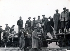 Romania,Transylvania, Vișeu de Sus, a településtől induló, a Vaser-patak völgyében haladó erdészeti vasút, munkaszolgálatosok a Bardo (Bardau) állomás közelében., 1940, Szántó István dr., labor service, Fortepan #162889