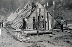 Romania,Transylvania, Vișeu de Sus, munkaszolgálatosok szállásukat építik a Vaser-patak völgyében, az itt haladó erdészeti vasút Bardo (Bardau) állomása közelében., 1940, Szántó István dr., labor service, Fortepan #162890