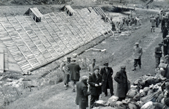 Romania,Transylvania, Vișeu de Sus, munkaszolgálatosok szállásukat építik a Vaser-patak völgyében, az itt haladó erdészeti vasút Bardo (Bardau) állomása közelében., 1940, Szántó István dr., labor service, Fortepan #162891