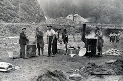 Romania,Transylvania, Vișeu de Sus, munkaszolgálatosok ebédjüket készítik a Vaser-patak völgyében, az itt haladó erdészeti vasút Bardo (Bardau) állomása közelében., 1940, Szántó István dr., labor service, Fortepan #162893