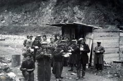 Romania,Transylvania, Vișeu de Sus, munkaszolgálatosok ebédelnek a Vaser-patak völgyében, az itt haladó erdészeti vasút Bardo (Bardau) állomása közelében., 1940, Szántó István dr., labor service, Fortepan #162894