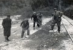 Romania,Transylvania, Vișeu de Sus, munkaszolgálatosok a Vaser-patak völgyében, az itt haladó erdészeti vasút Bardo (Bardau) állomása közelében., 1940, Szántó István dr., labor service, Fortepan #162896