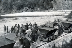 Romania,Transylvania, Vișeu de Sus, munkaszolgálatosok a Vaser-patak völgyében, az itt haladó erdészeti vasút Bardo (Bardau) állomása közelében., 1940, Szántó István dr., railway cart, labor service, Fortepan #162899