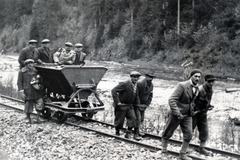 Romania,Transylvania, Vișeu de Sus, munkaszolgálatosok a Vaser-patak völgyében, az itt haladó erdészeti vasút Bardo (Bardau) állomása közelében., 1940, Szántó István dr., railway cart, labor service, Fortepan #162903