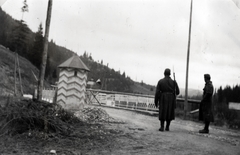 Romania,Transylvania, (ekkor Pappfalva), a felvétel a magyar-román határon, a 18-as főúton a Țibău (Cibo) folyó feleti hídnál készült., 1940, Szántó István dr., border, sentry-box, Fortepan #162922