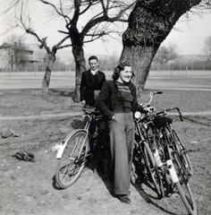 1952, Váradi Judit, smile, hands in pockets, gentleman, bicycle, lady, cardigan, pants, Fortepan #163100