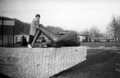 Magyarország,Balaton, Tihany, a Tihany szálló kertje, a Fekvő fiú című szobor (Varga Imre, 1963.)., 1964, Váradi Judit, Fortepan #163105