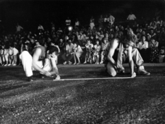 Magyarország, Városliget, Budapest XIV., a Petőfi Csarnok előtti sétány, ÚT - a III. Budapesti Nyári Tánctanfolyam megnyitó performansza 1986. július 27-én. Balra Angelus Iván táncos, koreográfus, pedagógus és Rhys Martin ausztrál táncos, koreográfus., 1986, Budapest Tánciskola Archívuma, Budapest, Fortepan #163190