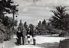 Magyarország, Budapest XIX., Wekerletelep, Kós Károly (Fő) tér, háttérben balra a Munkás Szent József-templom., 1937, Gödér Hajnal, Budapest, kalap kézben, elegancia, csoportkép, Fortepan #163217